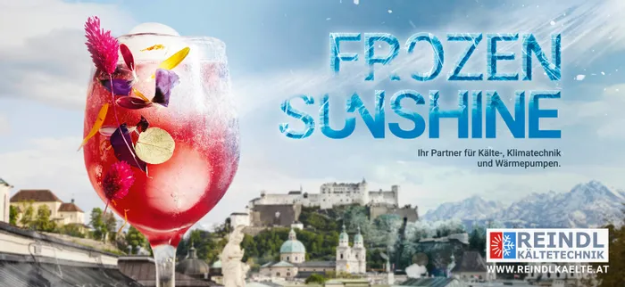 Rosa Cocktail mit Blumendekoration, Text Frozen Sunshine, Salzburger Skyline