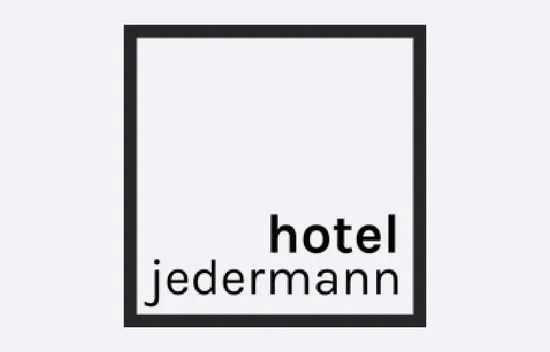 Hotel Jedermann Logo mit fettem Text in einem schwarzen Quadrat