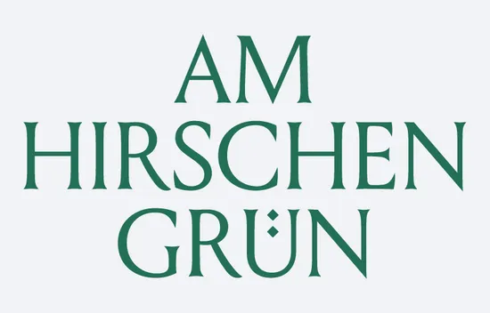 Am Hirschen Grün Logo Text in grüner Serifenschrift