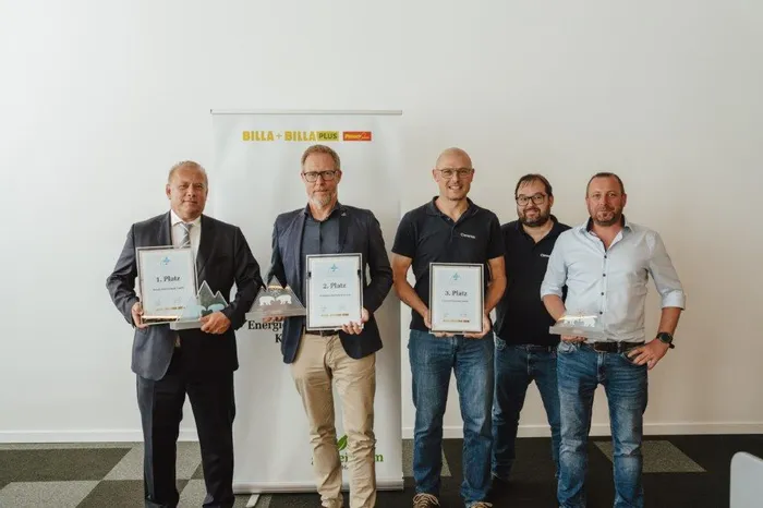 Fünf Männer mit Auszeichnungen vor einem Billa Plus Banner