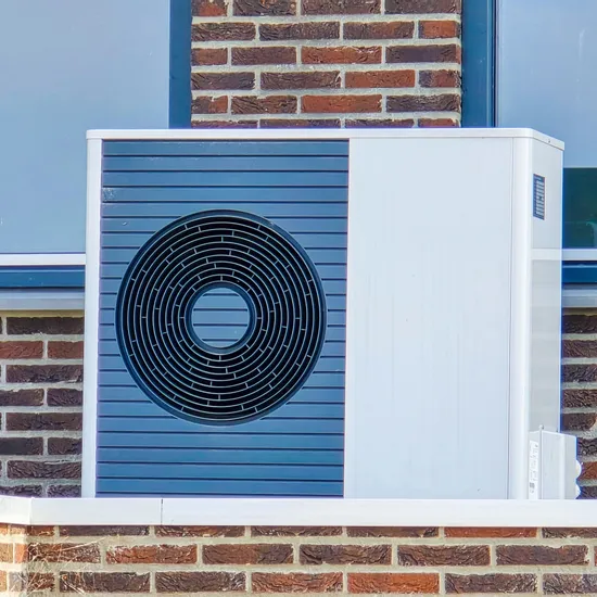 Außenklimagerät an Ziegelwand unter Fenster montiert