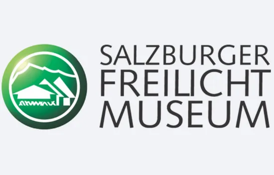 Logo des Salzburger Freilichtmuseums mit grünem Berg- und Gebäude-Symbol