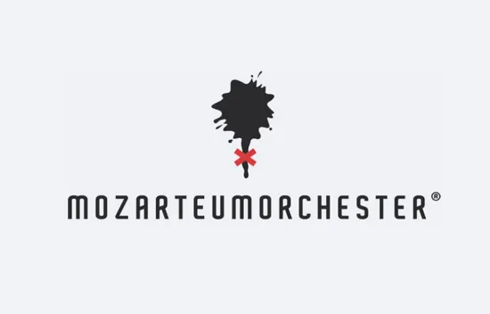 Logo des Mozarteumorchesters mit schwarzem Fleck und rotem X