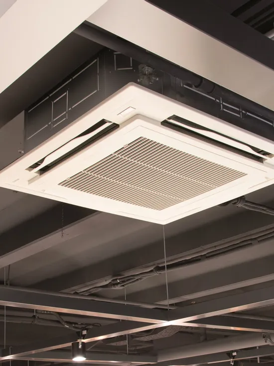 Deckenmontierte Klimaanlage in modernem Industrieinterieur