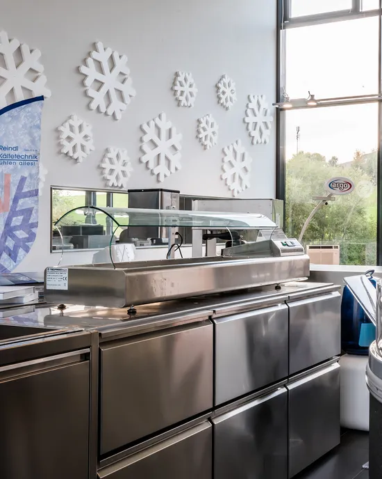 Gewerbekühlschränke mit Schneeflockendekoration in hellem Ausstellungsraum