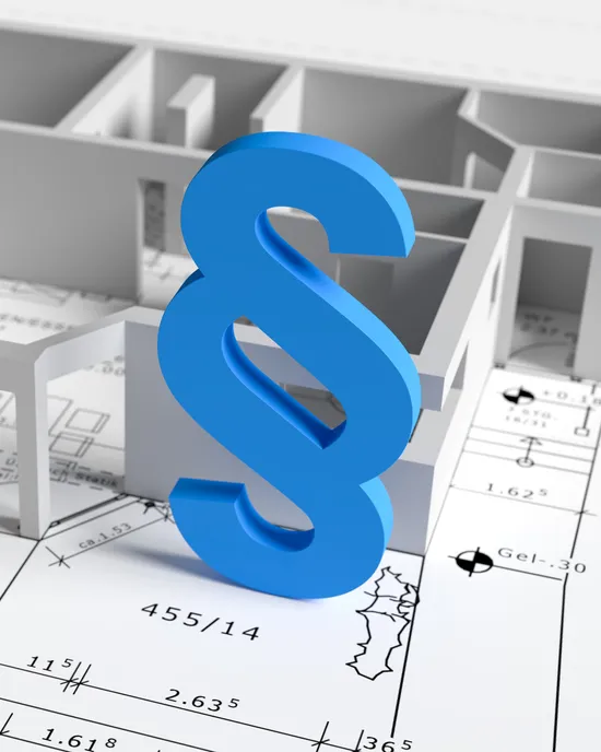 3D-Gebäudemodell auf Architekturplänen mit blauem Paragraphenzeichen