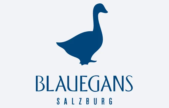Blaue Silhouette einer Gans über dem Wort Blaue Gans Salzburg