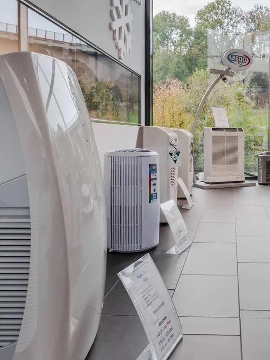 Ausstellung moderner Klimaanlagen in einem Showroom mit großen Fenstern