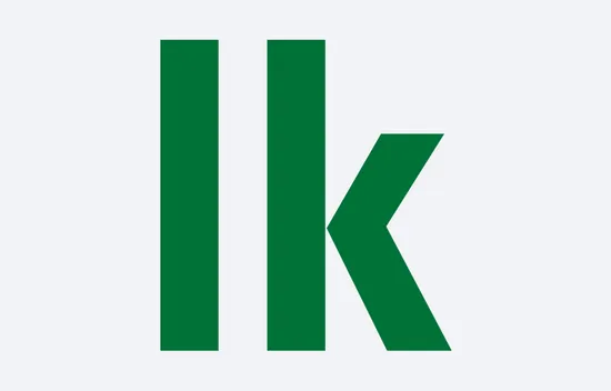 Grünes geometrisches IK-Logo auf hellgrauem Hintergrund