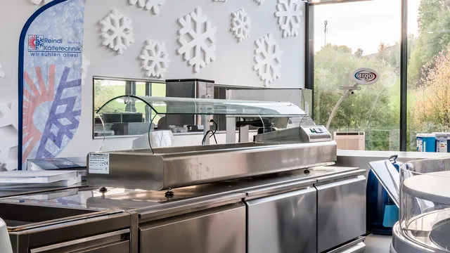 Gewerbekühlschränke mit Schneeflockendekoration in hellem Ausstellungsraum