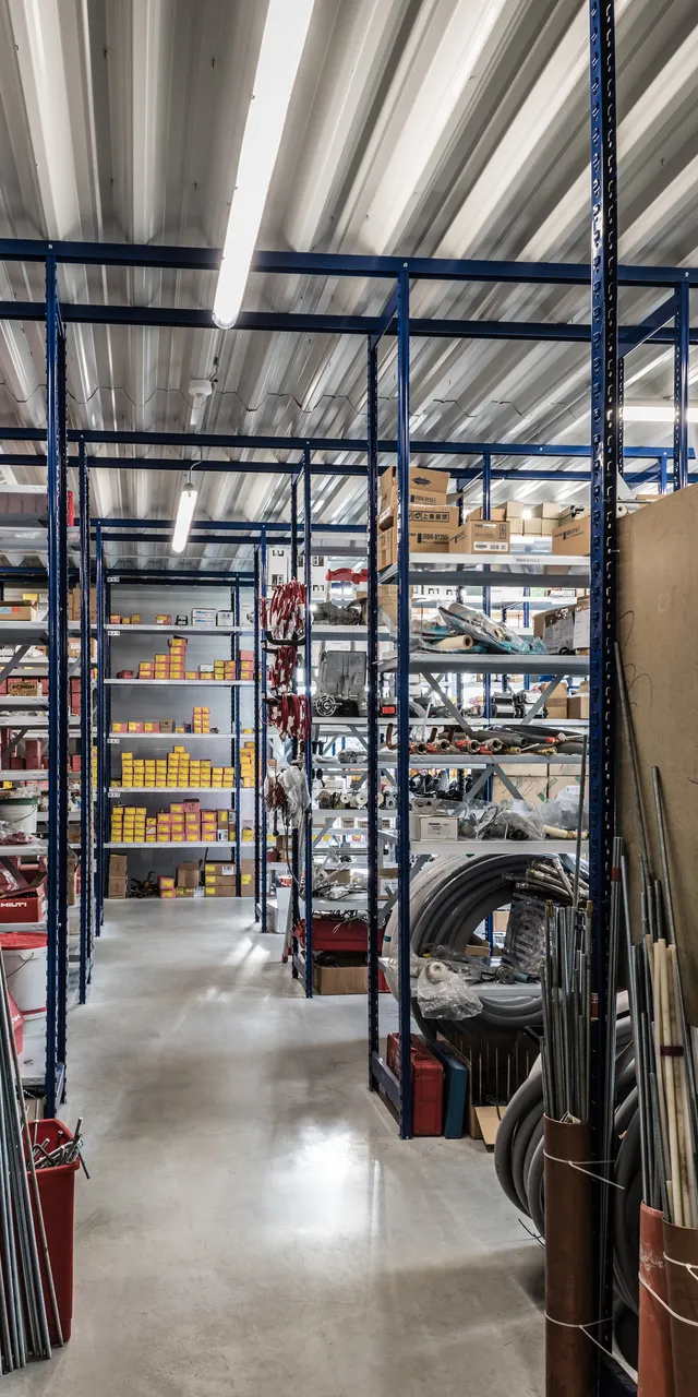 Industriewarehouse mit Regalen voller Boxen und Materialien