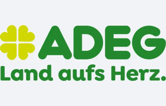 ADEG-Logo mit grünem Text und gelbem Kleeblatt-Emblem