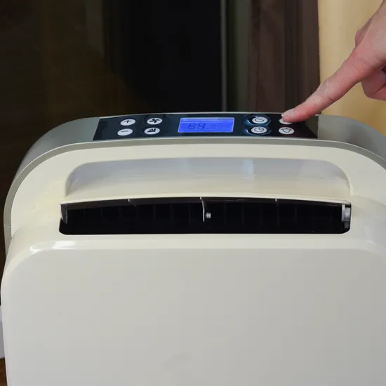 Person stellt Einstellungen des mobilen Klimageräts am Bedienfeld ein