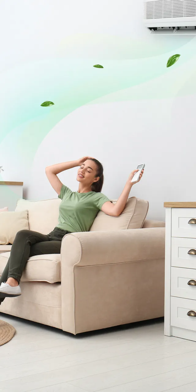 Frau entspannt auf Sofa mit Klimaanlage, die frische Luft bläst