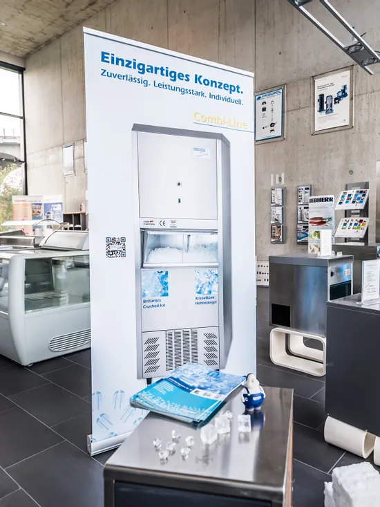 Showroom für Großküchengeräte mit modernen Edelstahlgeräten und großen Fenstern