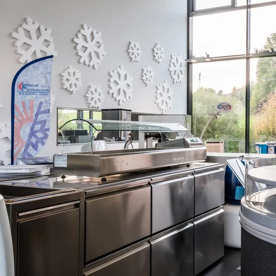 Gewerbekühlschränke mit Schneeflockendekoration in hellem Ausstellungsraum