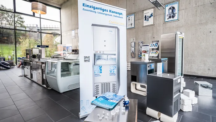 Showroom für Großküchengeräte mit modernen Edelstahlgeräten und großen Fenstern